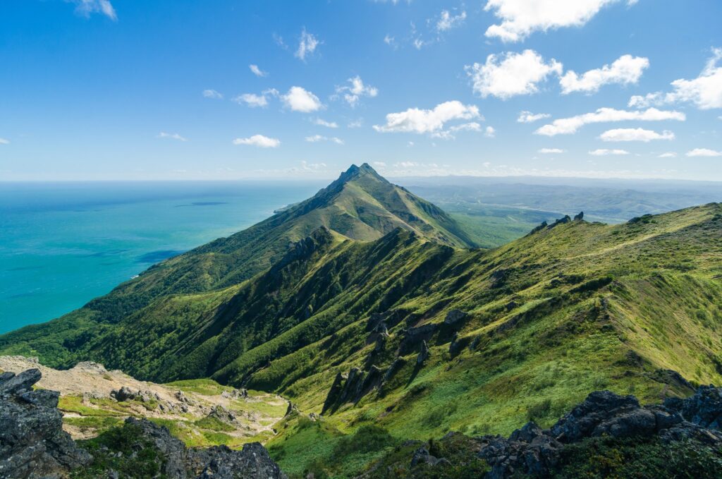 Сахалин - остров с таинственной историей, уникальной географией и многогранной культурой на дальнем востоке России Сахалин - остров с таинственной историей, уникальной географией и многогранной культурой на дальнем востоке России